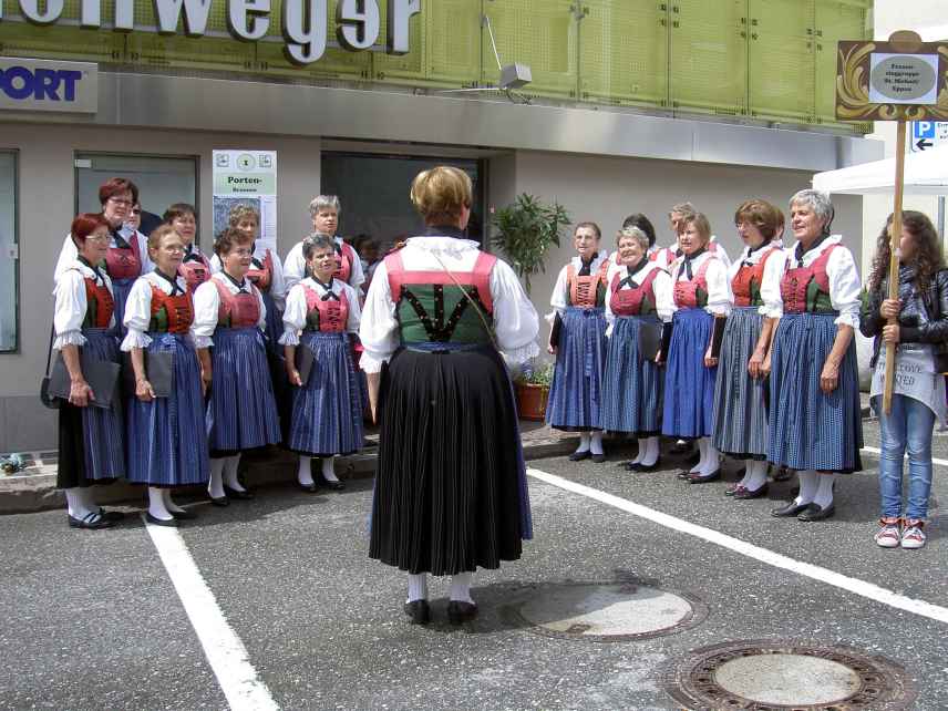 2011-10 Brunnensingen Welsberg.jpg